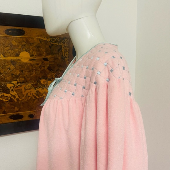 Vanity Fair Large Pink Zip Up Robe With Blue Accents - Picture 3 of 11